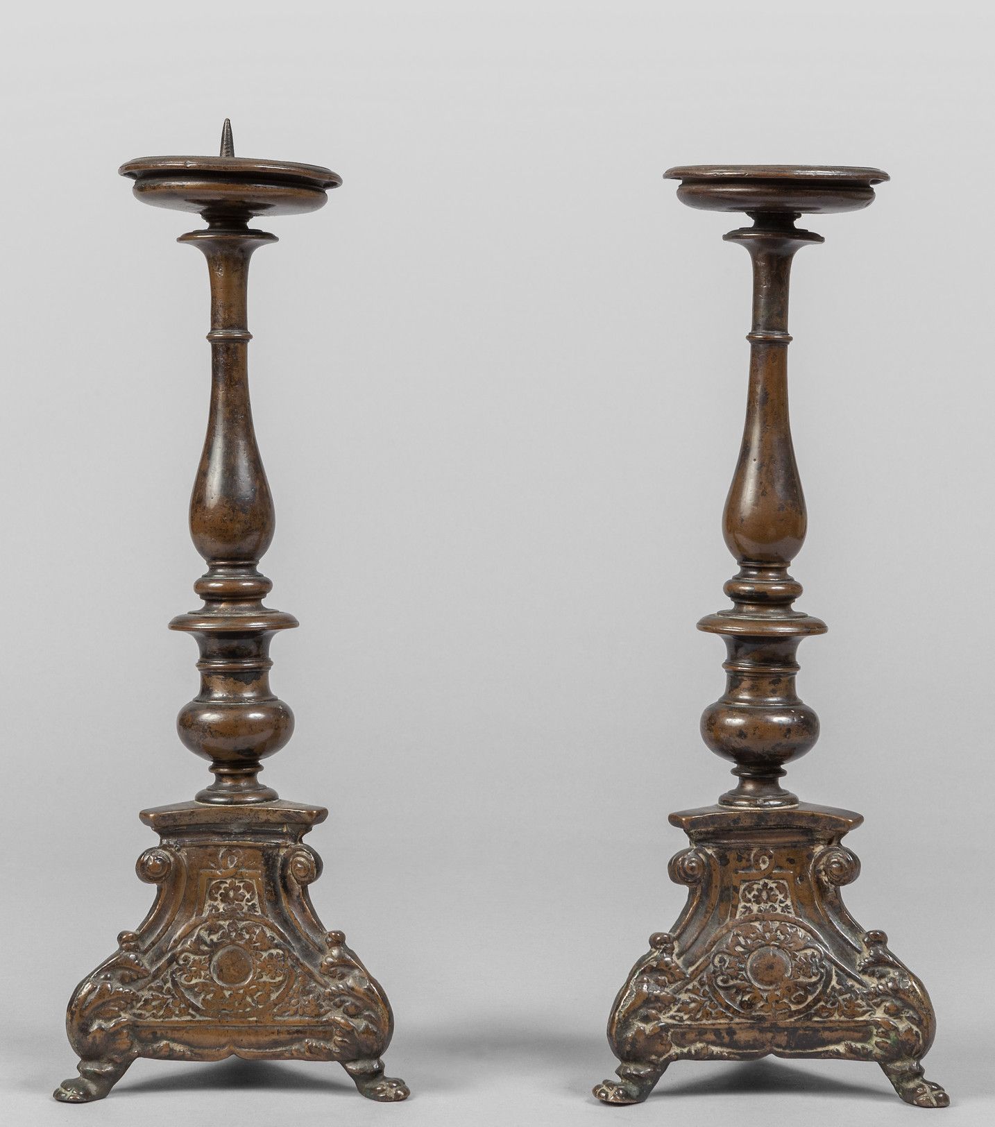 Coppia di candelieri in bronzo a patina scura, 一对青铜烛台，有深色的铜锈，底座有野性的脚，托斯卡纳 17世纪
h&hellip;