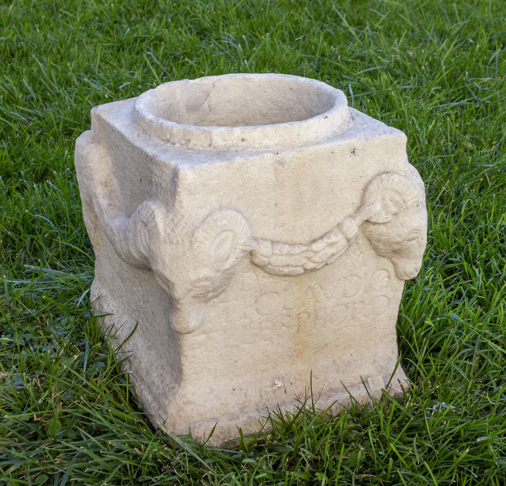 Antico marmo di forma quadrata decorato con teste Mármol cuadrado antiguo decora&hellip;