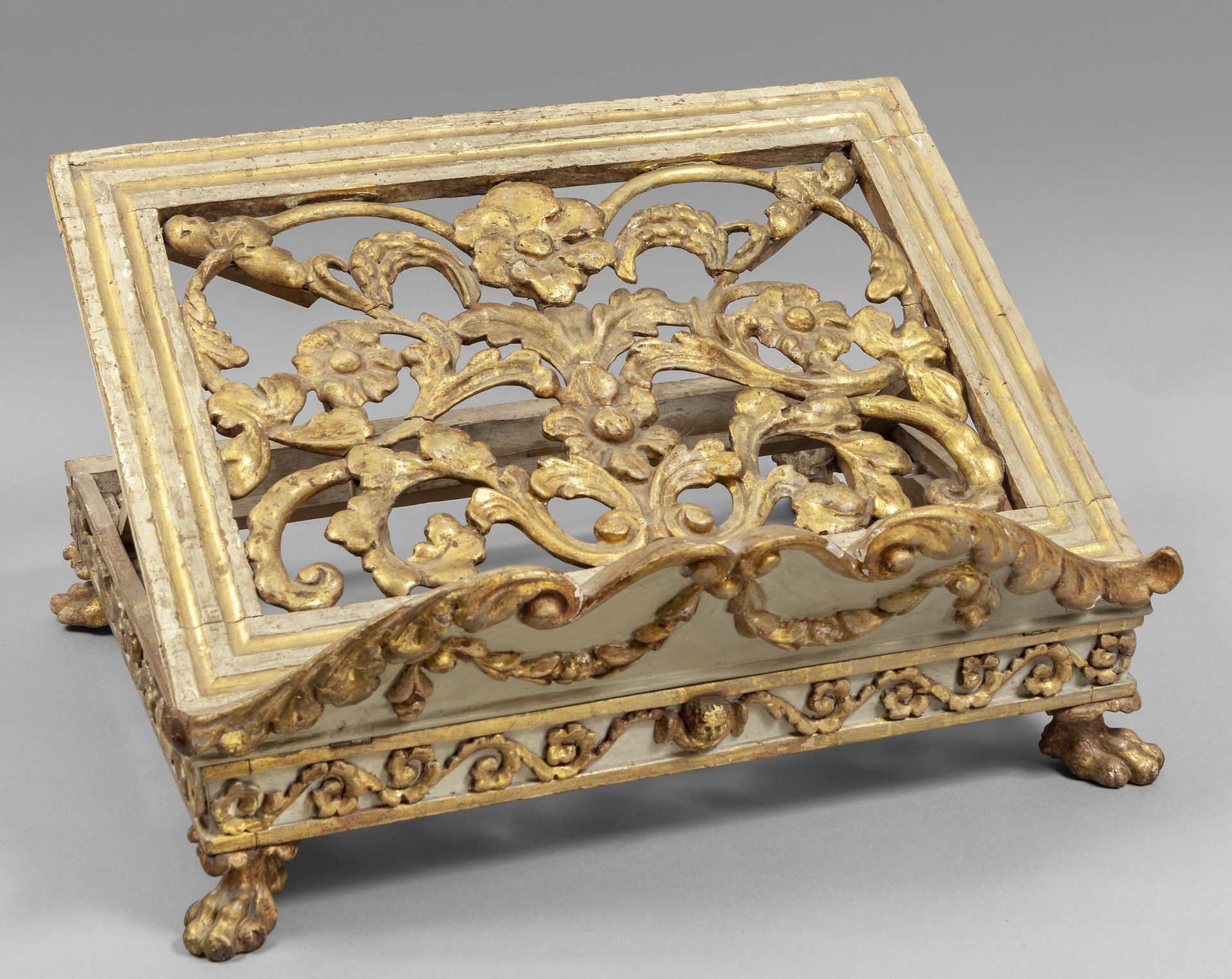 Leggio in legno finemente intagliato, dorato e 热那亚18世纪精雕细琢、镀金和涂漆的木质讲台
厘米。48x40