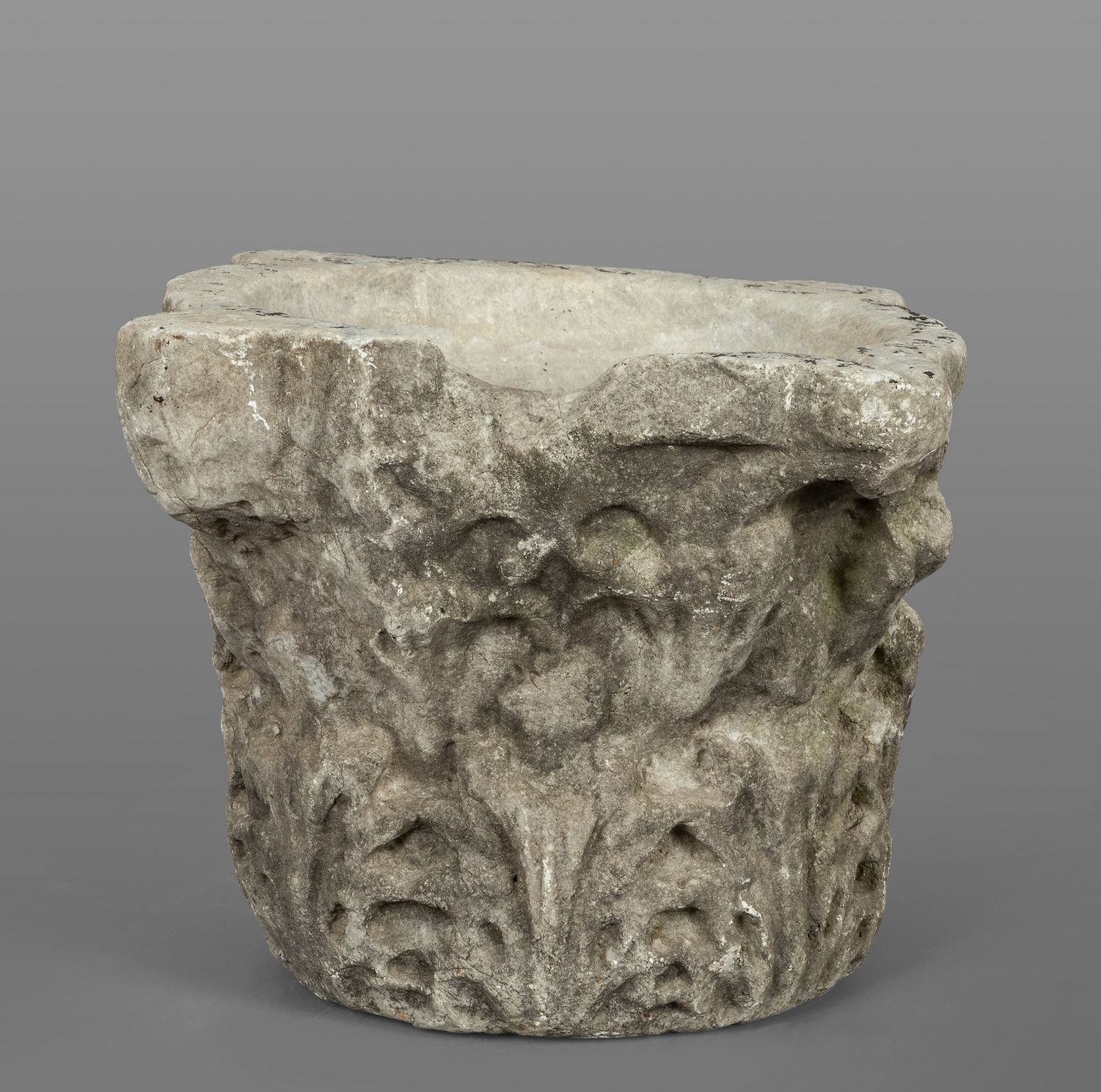 Antico capitello in marmo, trasformato in 古老的大理石资本，变成了一个臼，雕刻着叶子，15世纪
厘米。42x40 h.&hellip;