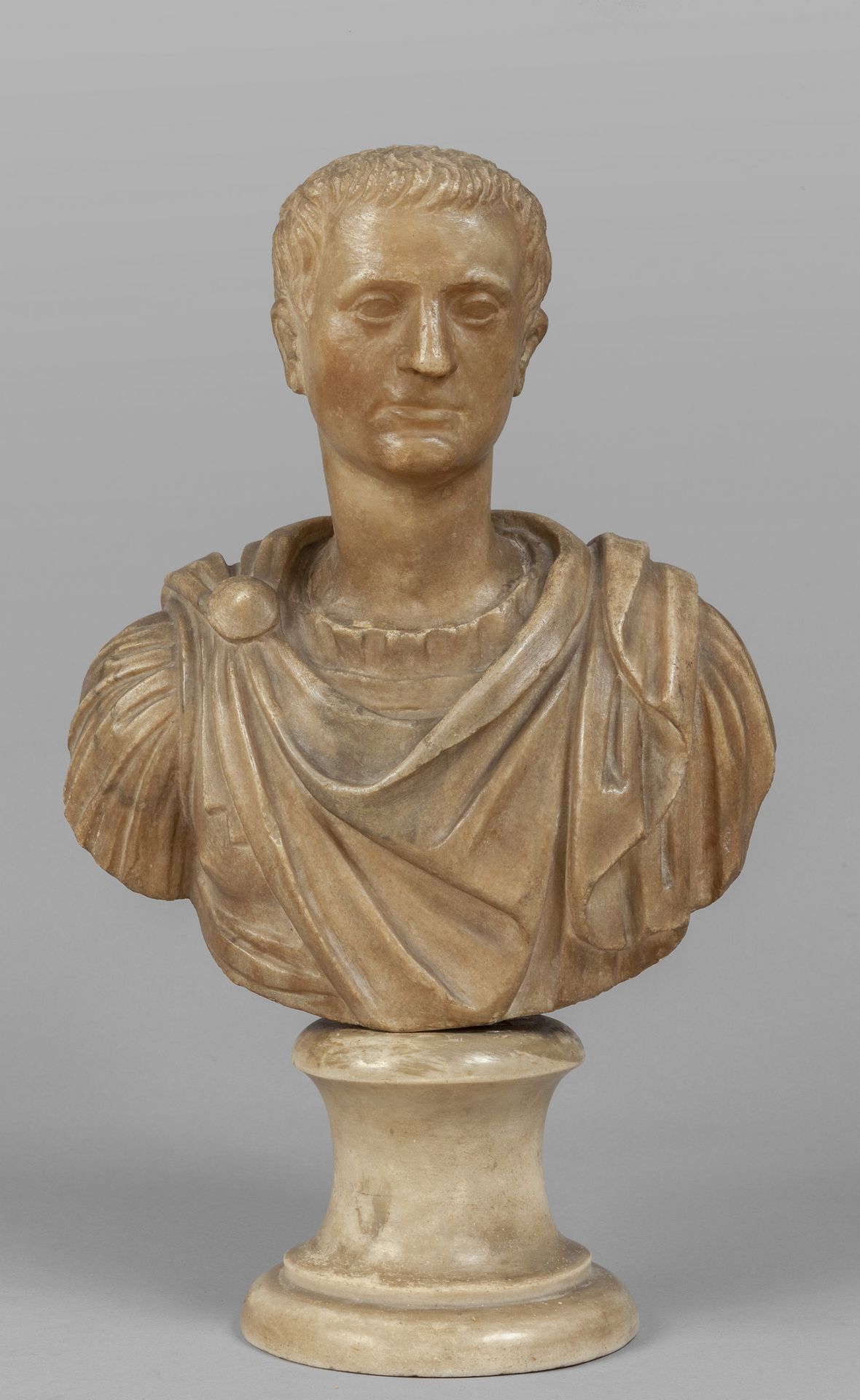 Giulio Cesare, busto in marmo sec.XVII, poggiante 凯撒大帝，大理石半身像 17世纪，站在一个非同时期的底座上
&hellip;