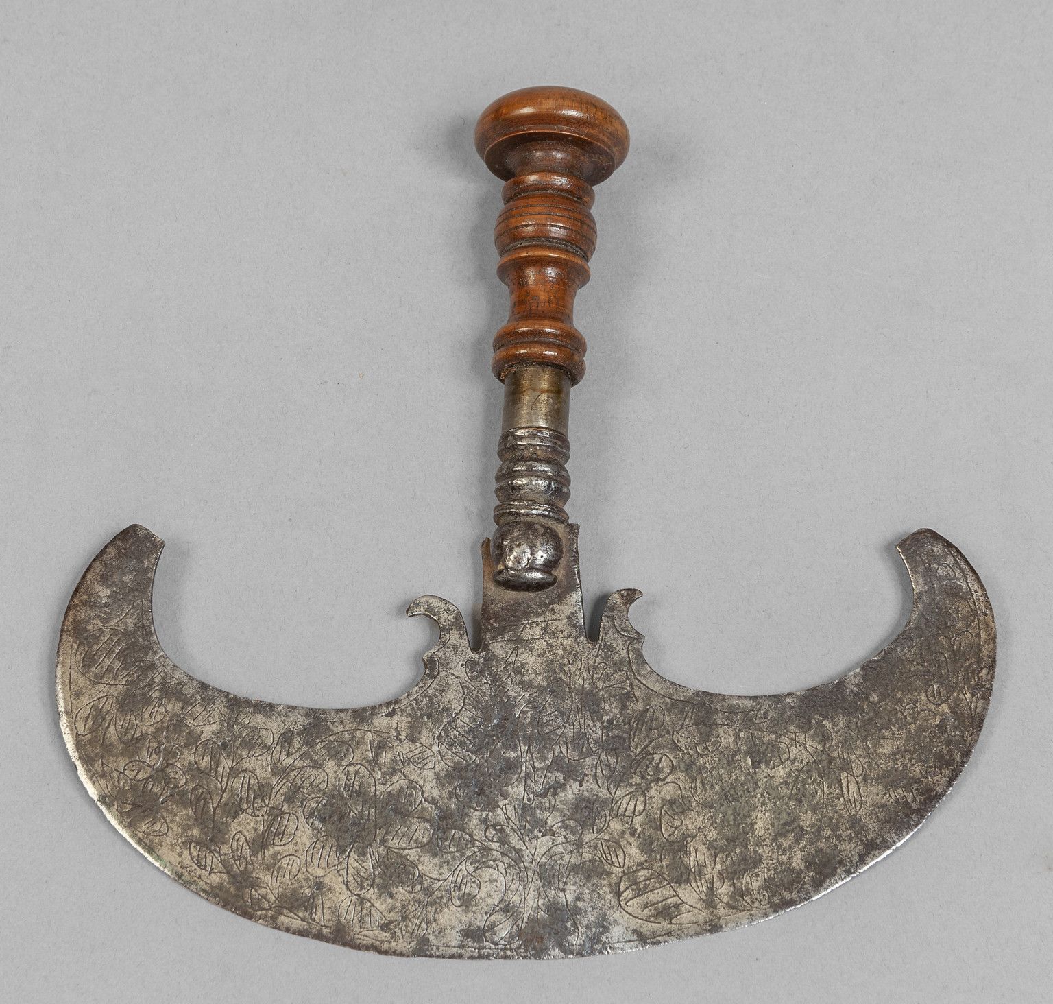 Antico strumento da taglio in ferro battuto e 古代锻打和凿刻的铁制切割工具，18世纪
厘米，16.5 x 17
