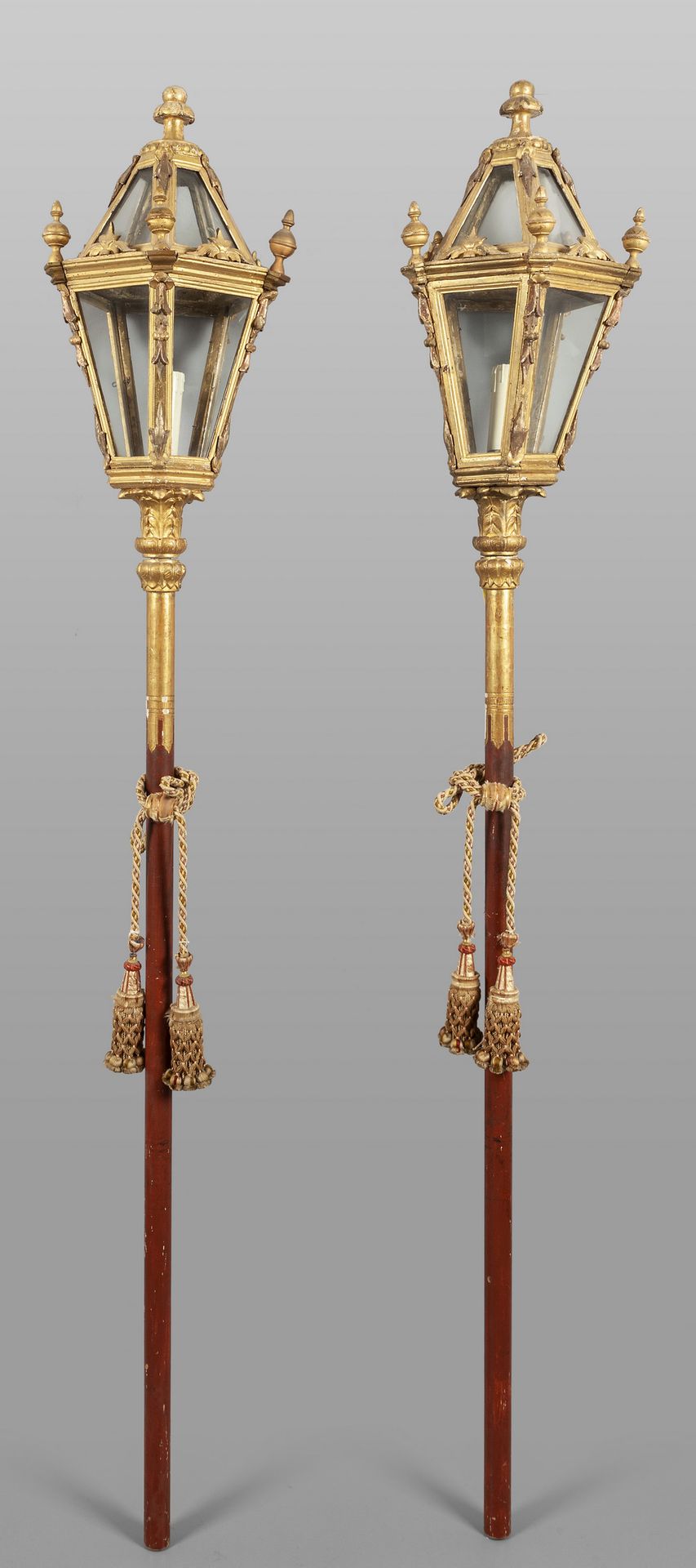 Coppia di lampioni da processione in legno 一对雕刻和镀金的木制游行灯柱，放置在同时期的棍子上，热那亚18世纪
h.T&hellip;