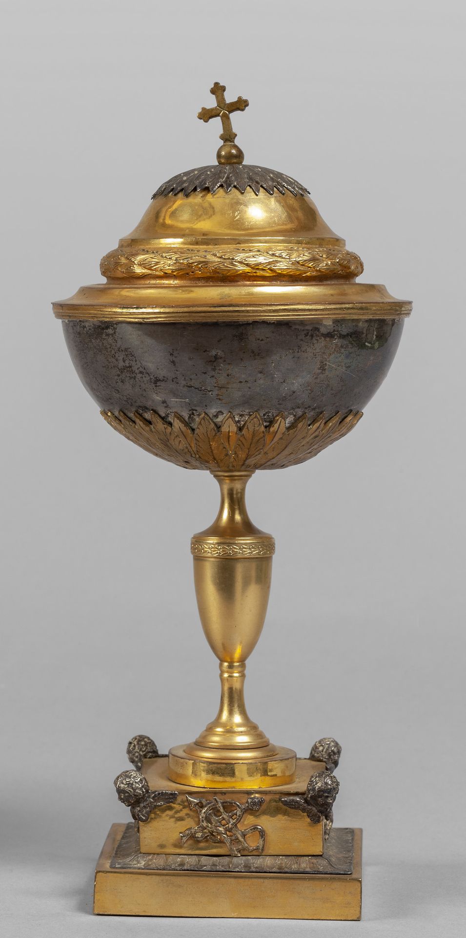Pisside in bronzo dorato ed argento, sec. 镀金的青铜和银质圣杯，18世纪
，高28厘米。
