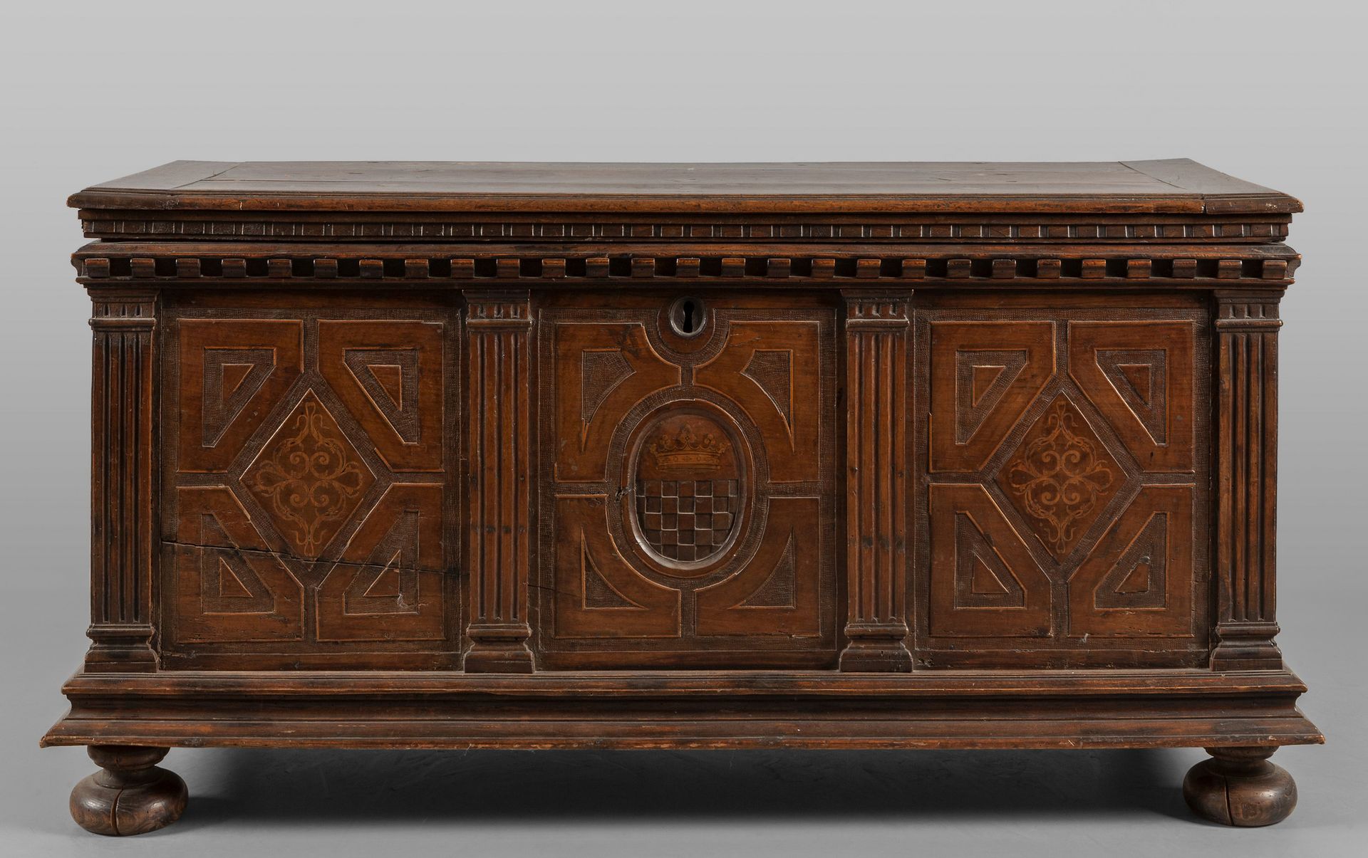 Grande cassapanca in noce, frontale a tre Large walnut chest, front with three c&hellip;