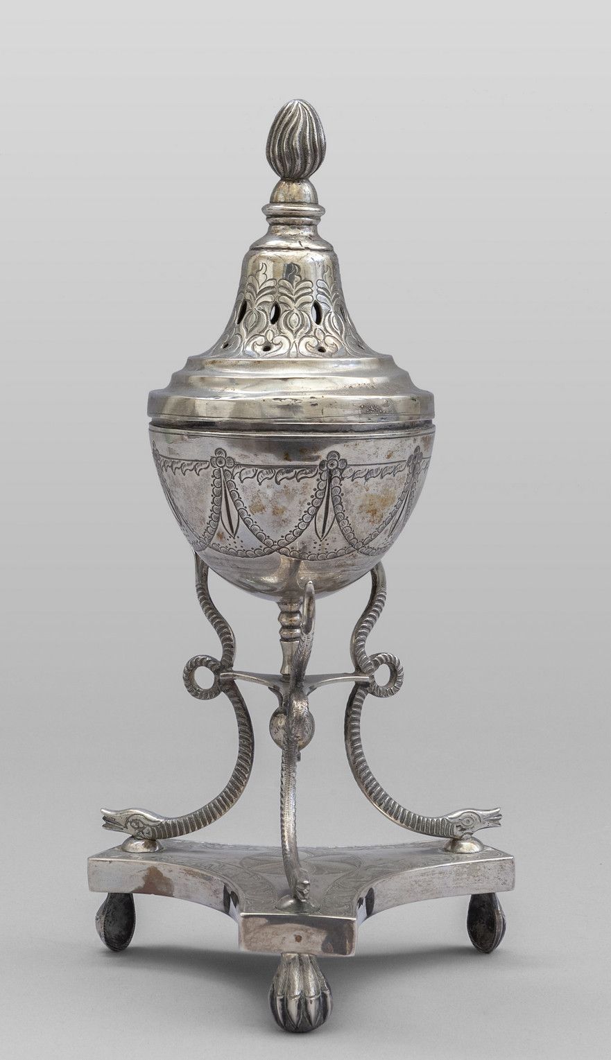 Bruciaprofumo in argento, sec.XIX Silver perfume burner, 19th century
h.Cm.24