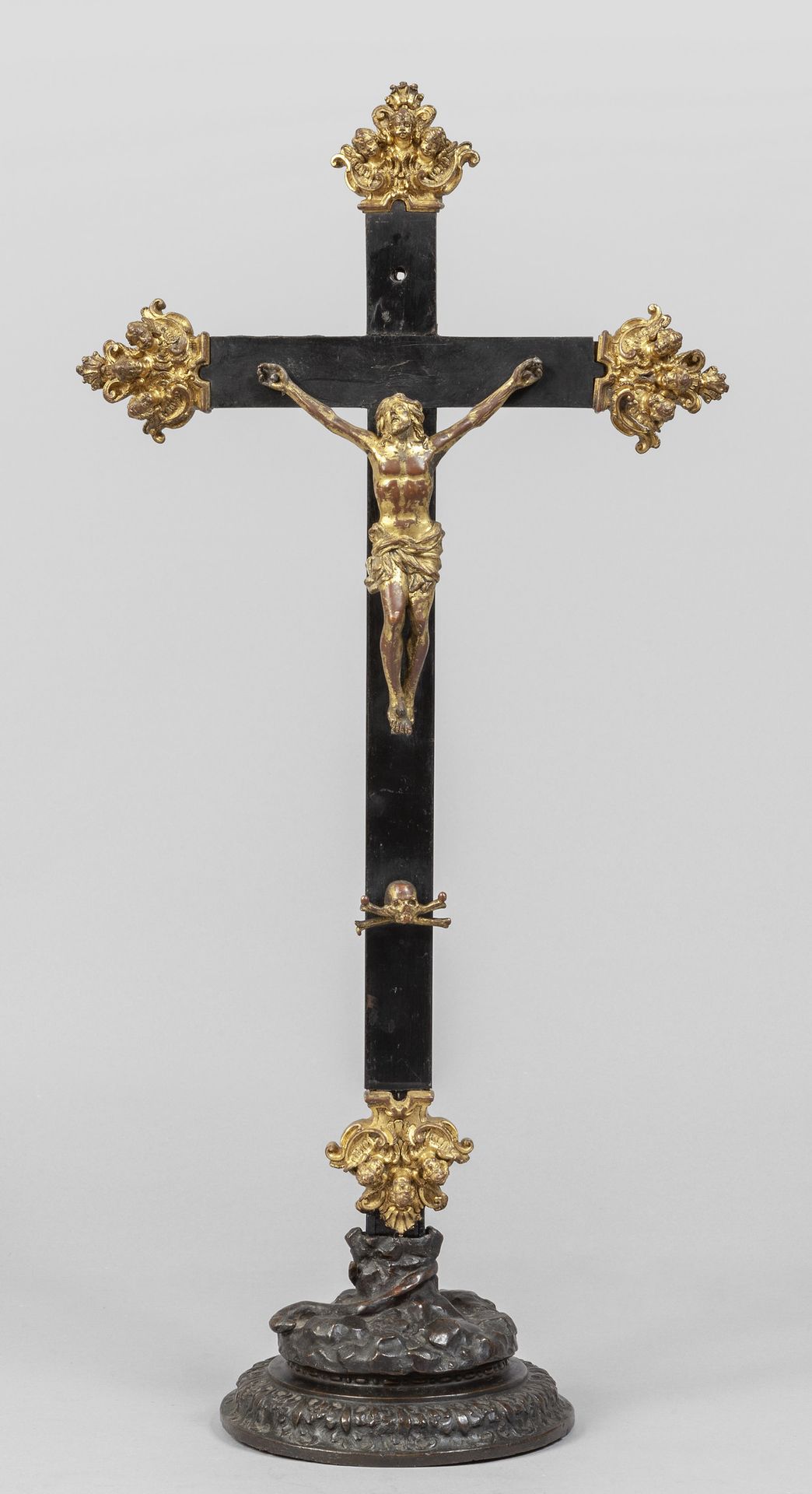 Cristo crocefisso, scultura in bronzo dorato 被钉在十字架上的基督，镀金的青铜雕塑安放在黑檀木镶板的十字架上，镀金的&hellip;