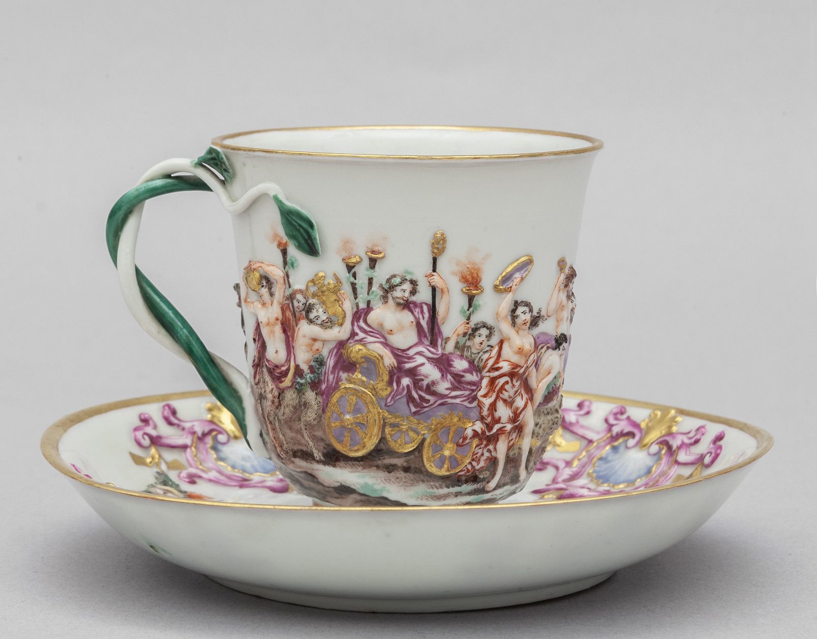 Tazzina con piattino con bordure in oro, decorata 金边咖啡杯和茶碟，多色浮雕装饰巴克斯的胜利，Capodimi&hellip;
