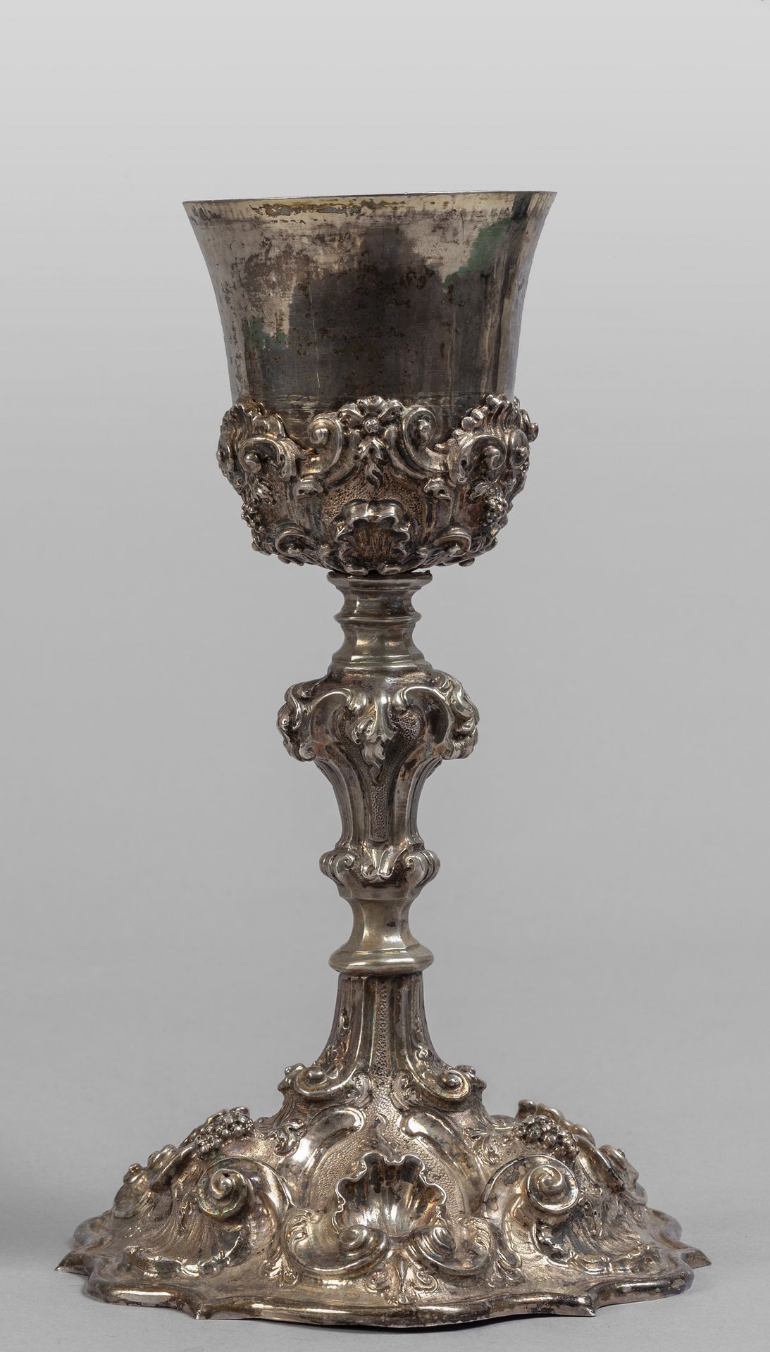 Calice in argento finemente sbalzato a motivi di 精致浮雕贝壳和葡萄图案的银质圣杯，罗马 18世纪
h. Cm.&hellip;