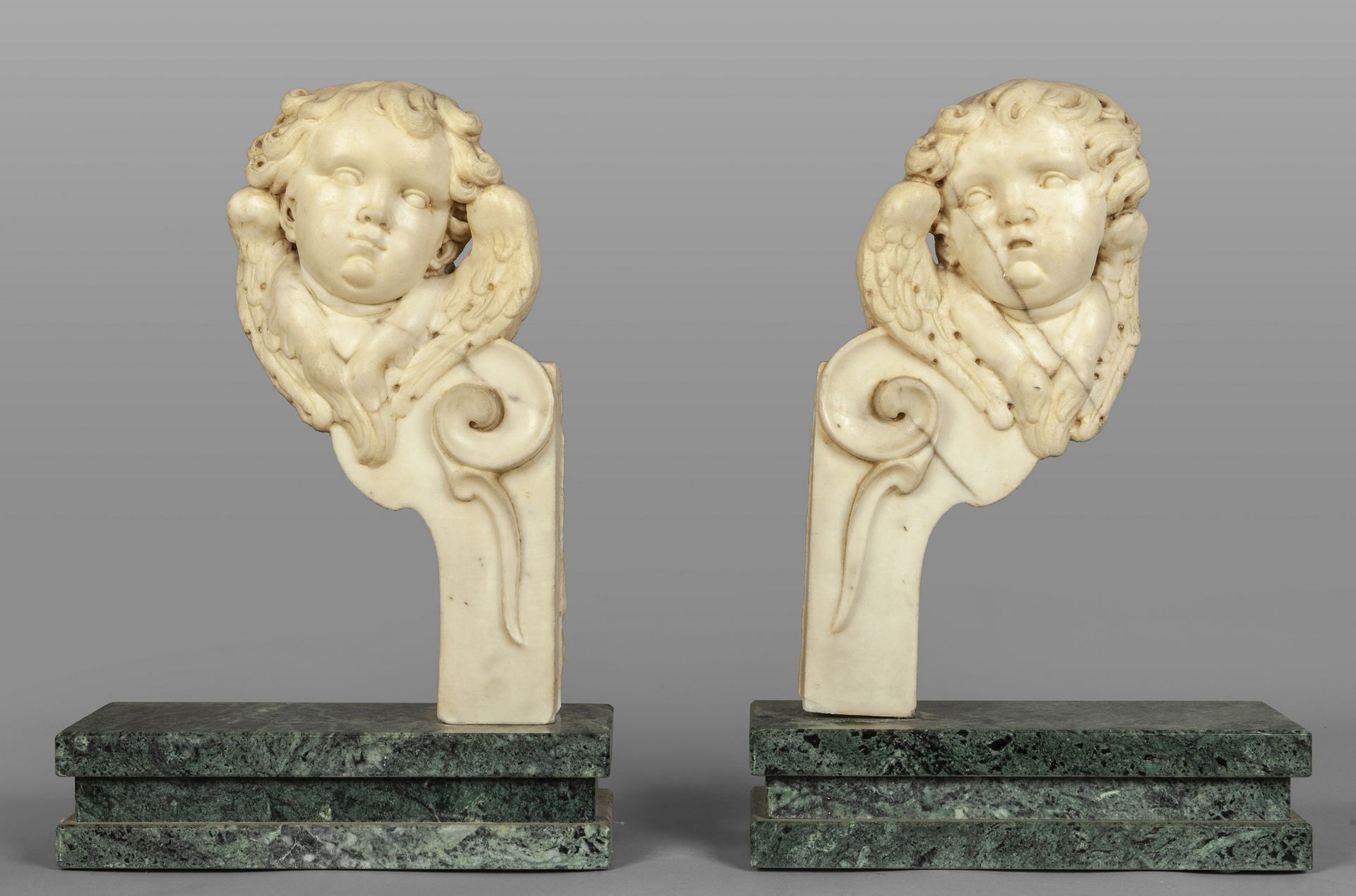 Coppia di teste di angioletti alati in marmo 一对雕像大理石带翅膀的天使头像，罗马17世纪，安装在现代绿色大理石底座&hellip;