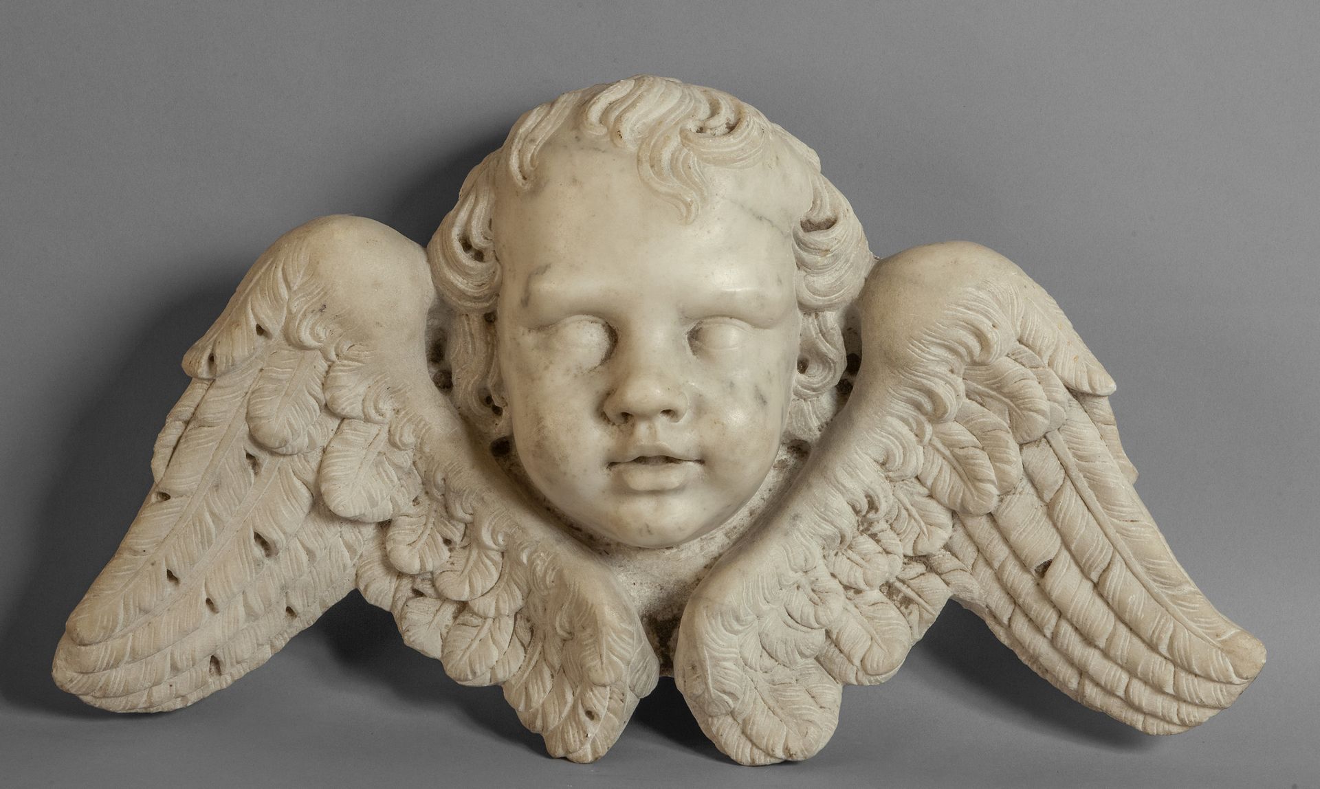 Testa di putto alata, scultura in marmo 带翅膀的普托头像，雕像大理石雕塑，罗马 17世纪
厘米。56x h. 30