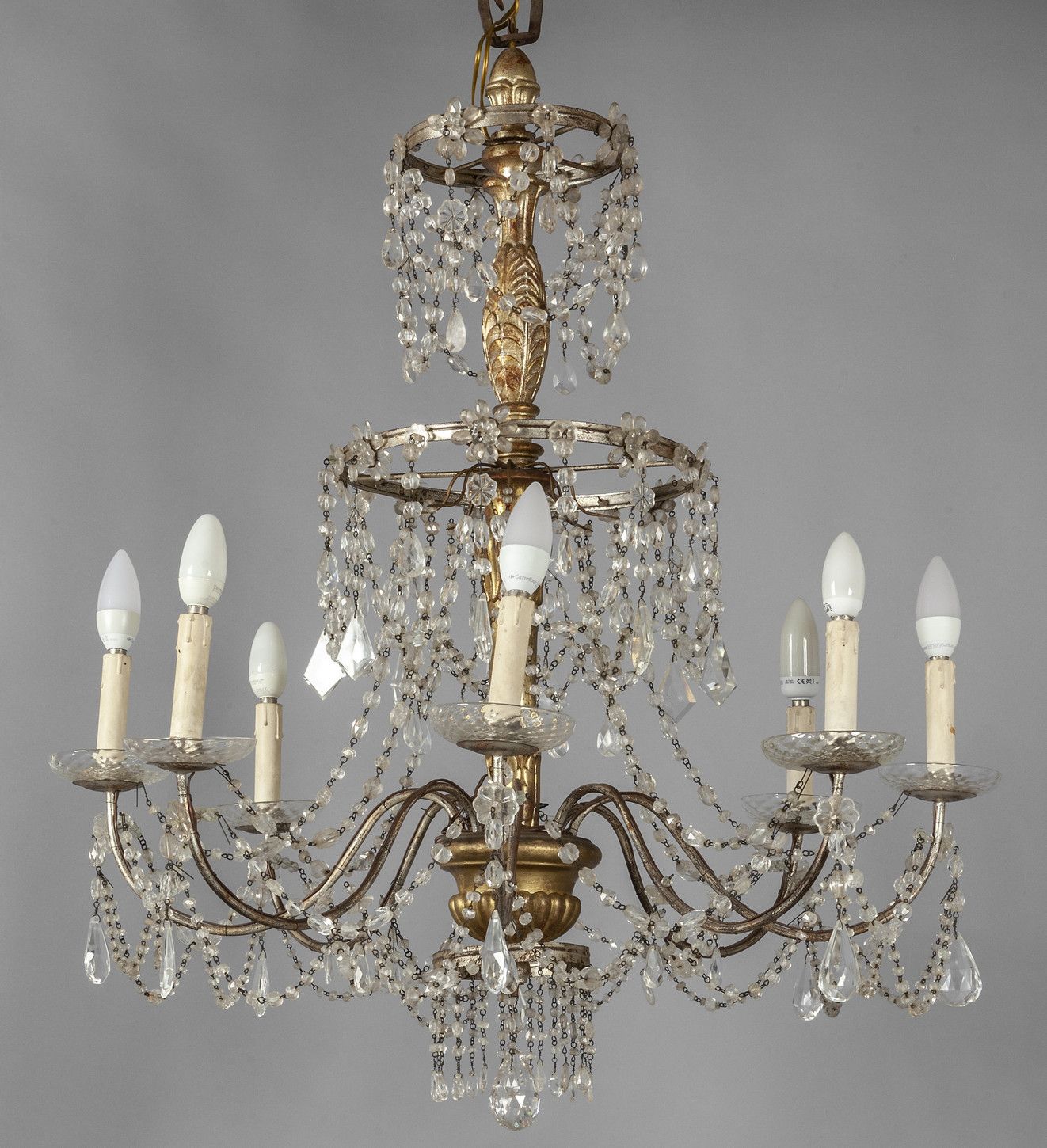 Lampadario Luigi XVI in legno intagliato e dorato Louis XVI chandelier in carved&hellip;