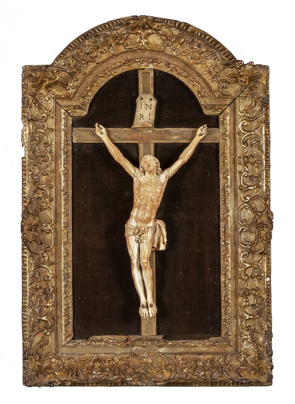 Crocefisso in avorio, cornice in legno finemente 象牙十字架，精雕细琢的镀金木框，法国 18世纪
cm.53x7&hellip;
