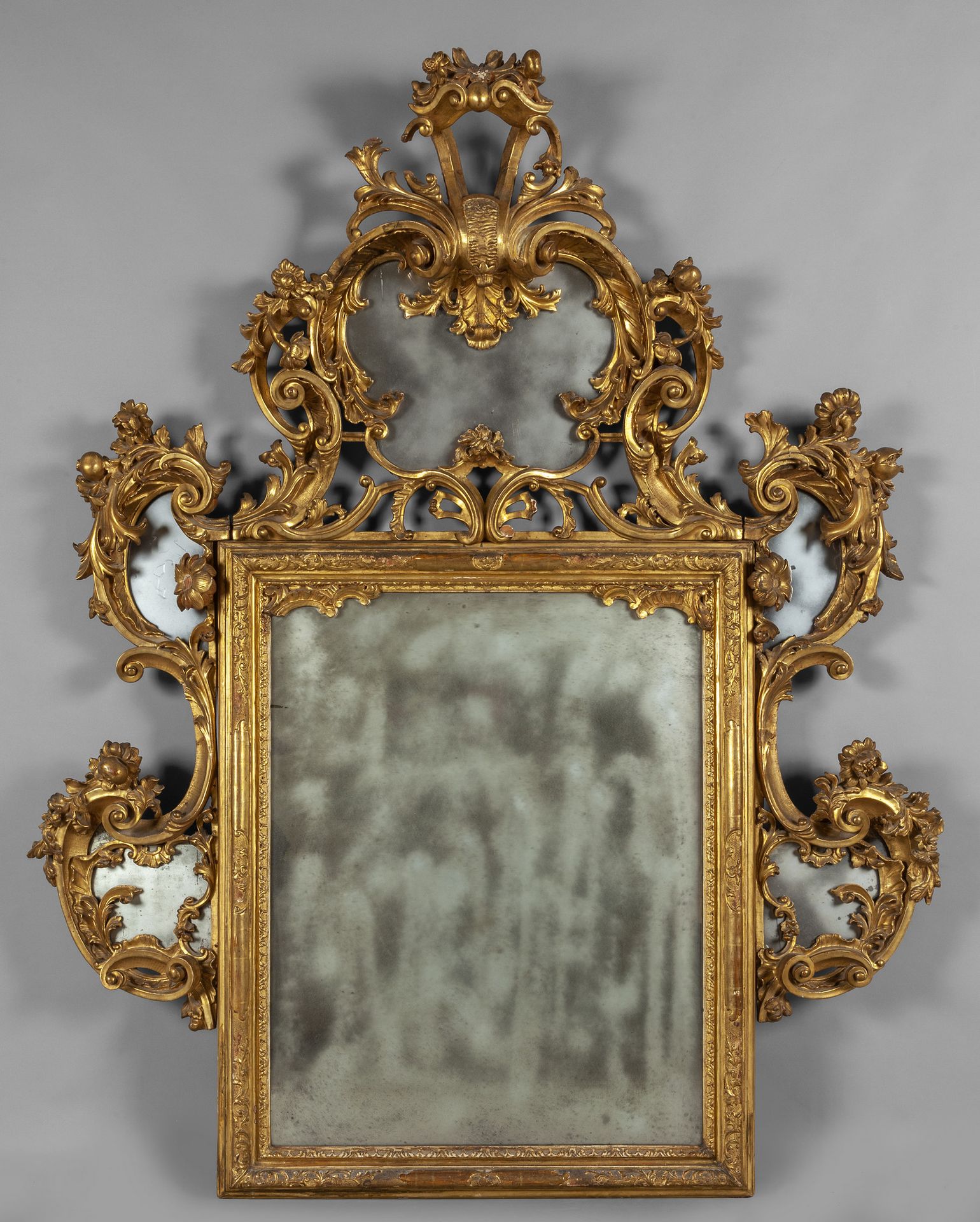 Grande specchiera in legno intagliato e dorato a Grand miroir en bois sculpté et&hellip;