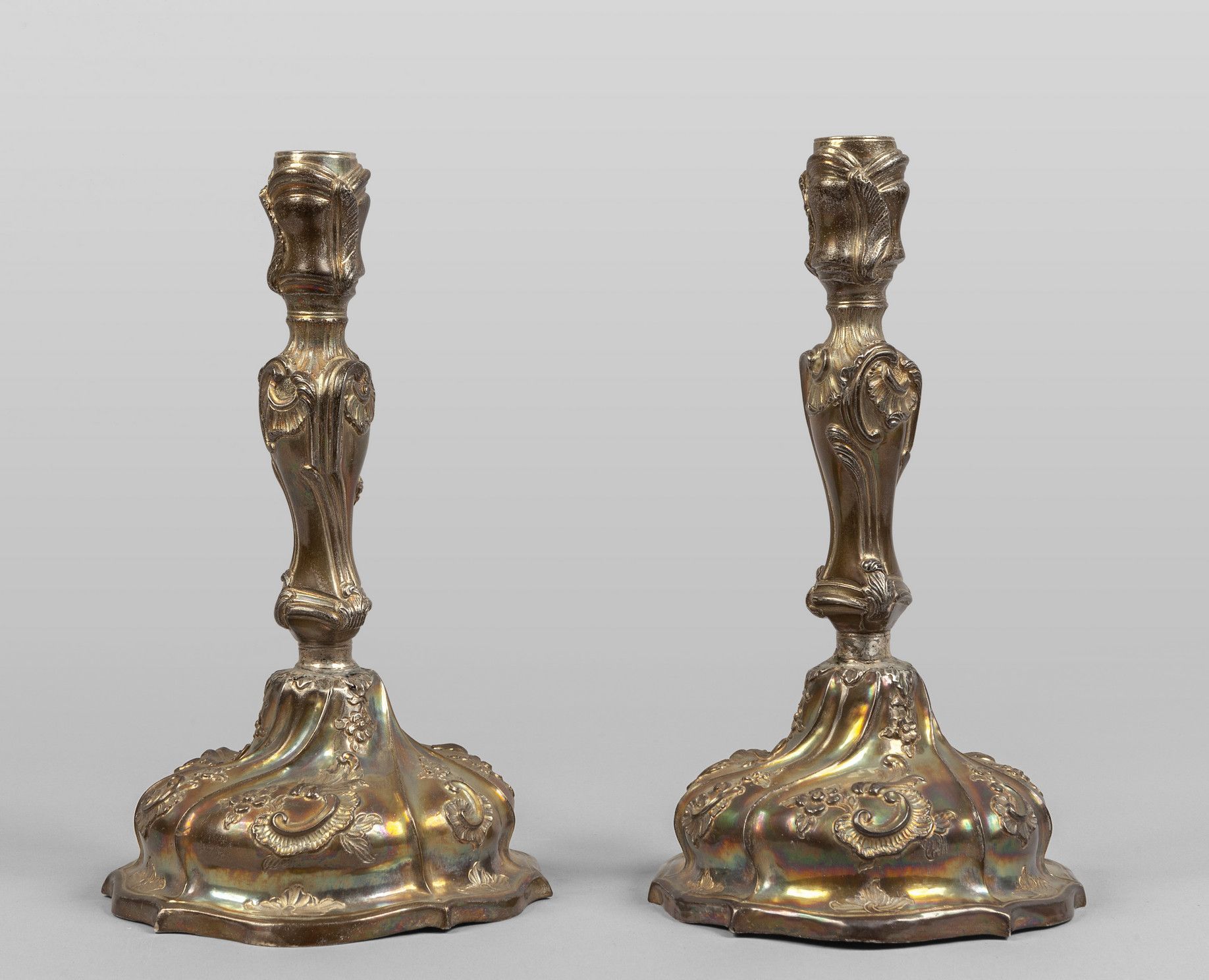Coppia di candelieri Luigi XV in argento sbalzato Coppia di candelieri Luigi XV &hellip;