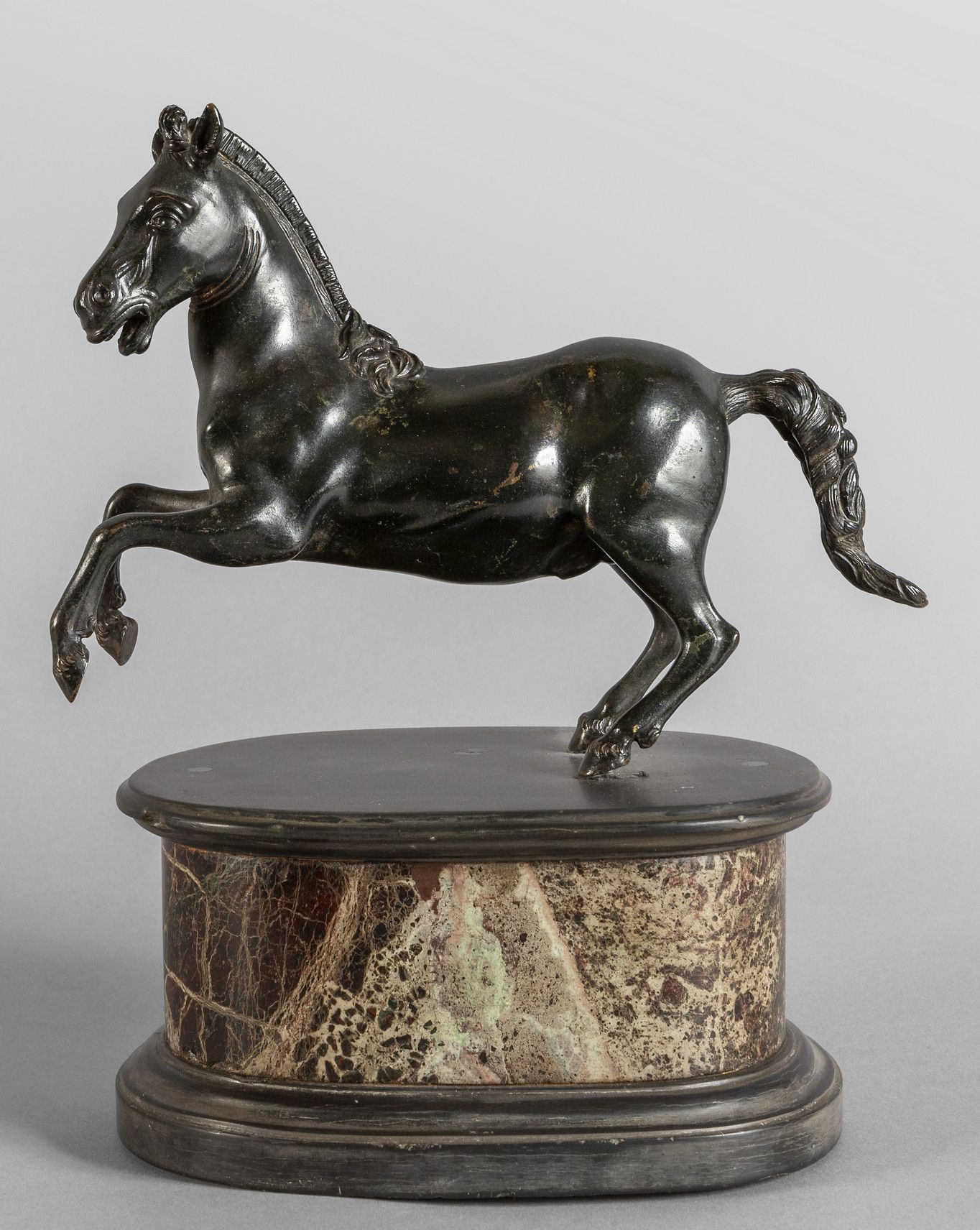 Cavallo rampante, scultura in bronzo con base in 猖獗的马，青铜雕塑，大理石底座，19世纪初
厘米。30x h.&hellip;