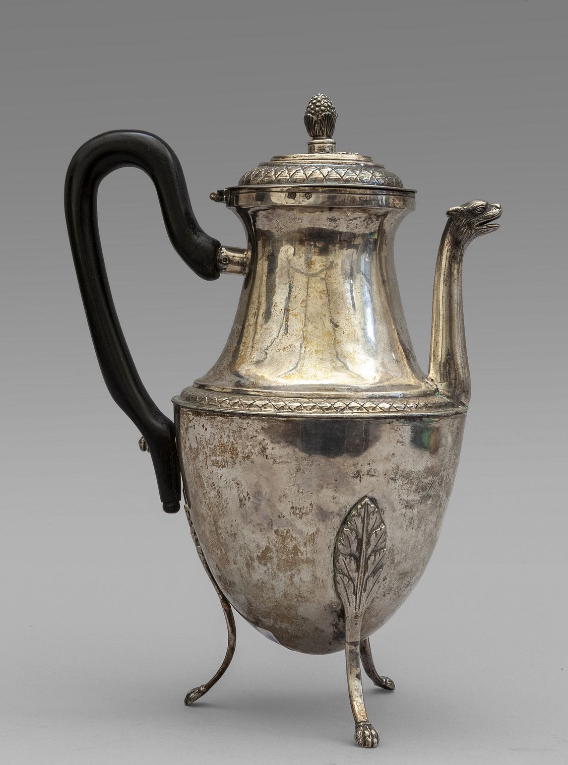 Caffettiera in argento finemente sbalzato, 精致的压花银咖啡壶，动物形状的壶嘴，乌木手柄，十八世纪下半叶罗马
h.Cm&hellip;
