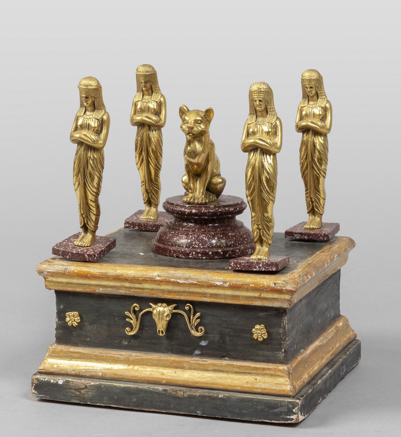 Tempietto di gusto egiziano con cinque figure in 埃及风格的神庙，有五个铜像，中央的铜像描绘的是一只猫，安装在斑&hellip;