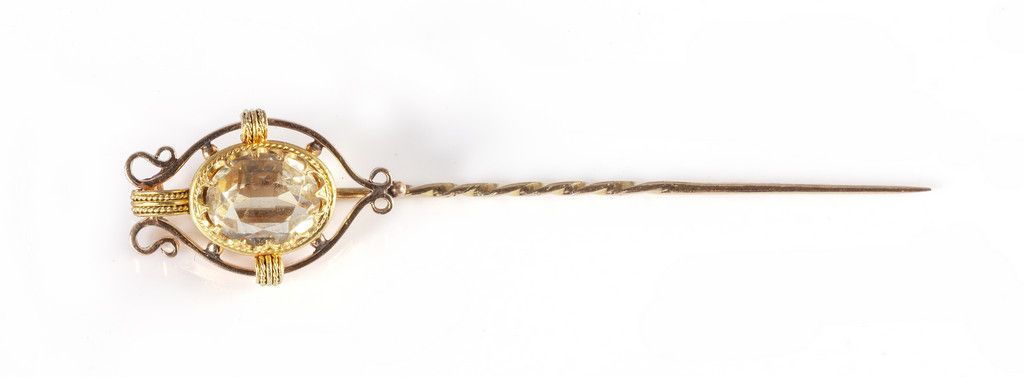 OGGETTISTICA Yellow gold tie pin with oval cut citrine quartz mounted on it