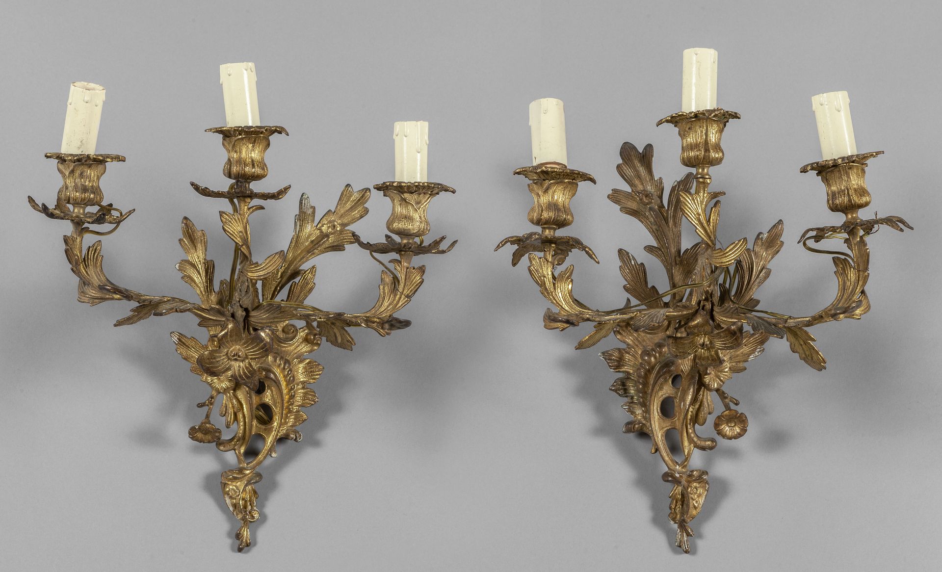 Coppia di apliques a tre luci in metallo dorato, 一对镀金的金属三光罩，法国 19世纪