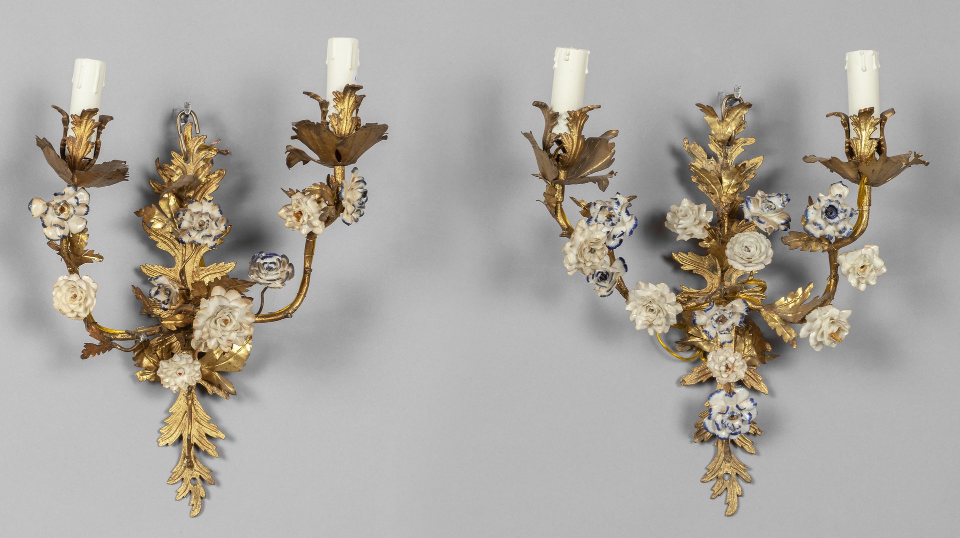Coppia di apliques in metallo dorato a due luci 一对镀金的金属双灯apliques与瓷器花，20世纪。