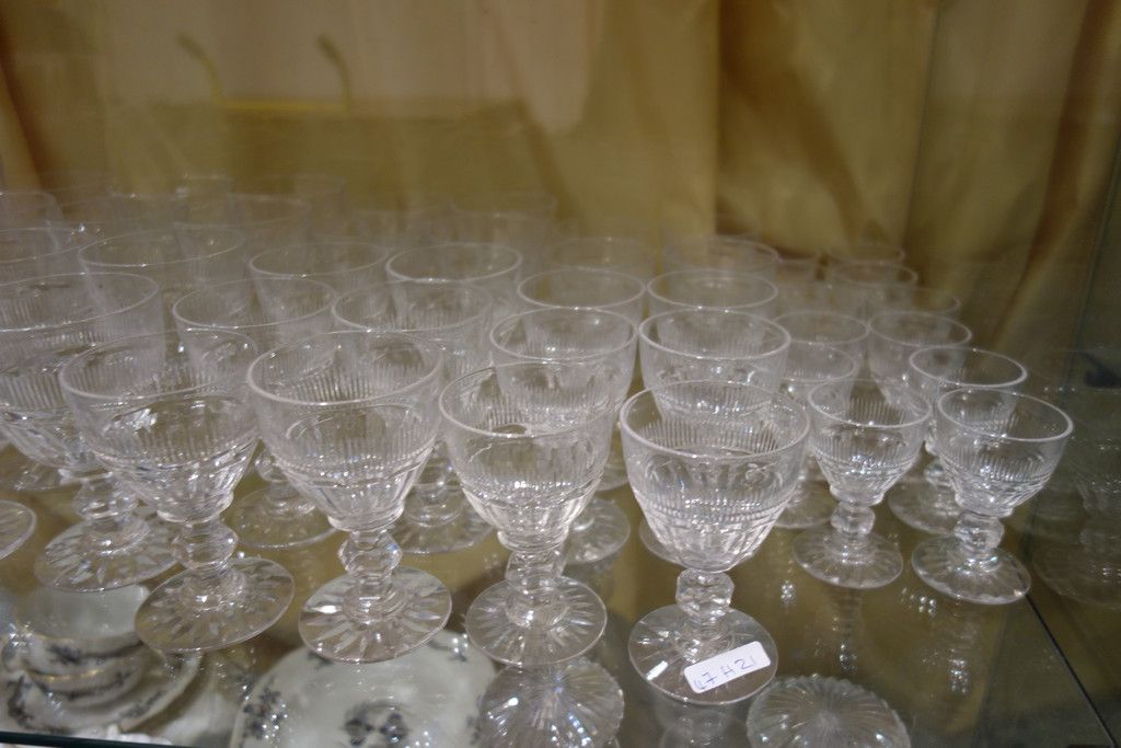 Servizio di bicchieri incompleto in cristallo con 不完整的水晶杯服务，有6个瓶子