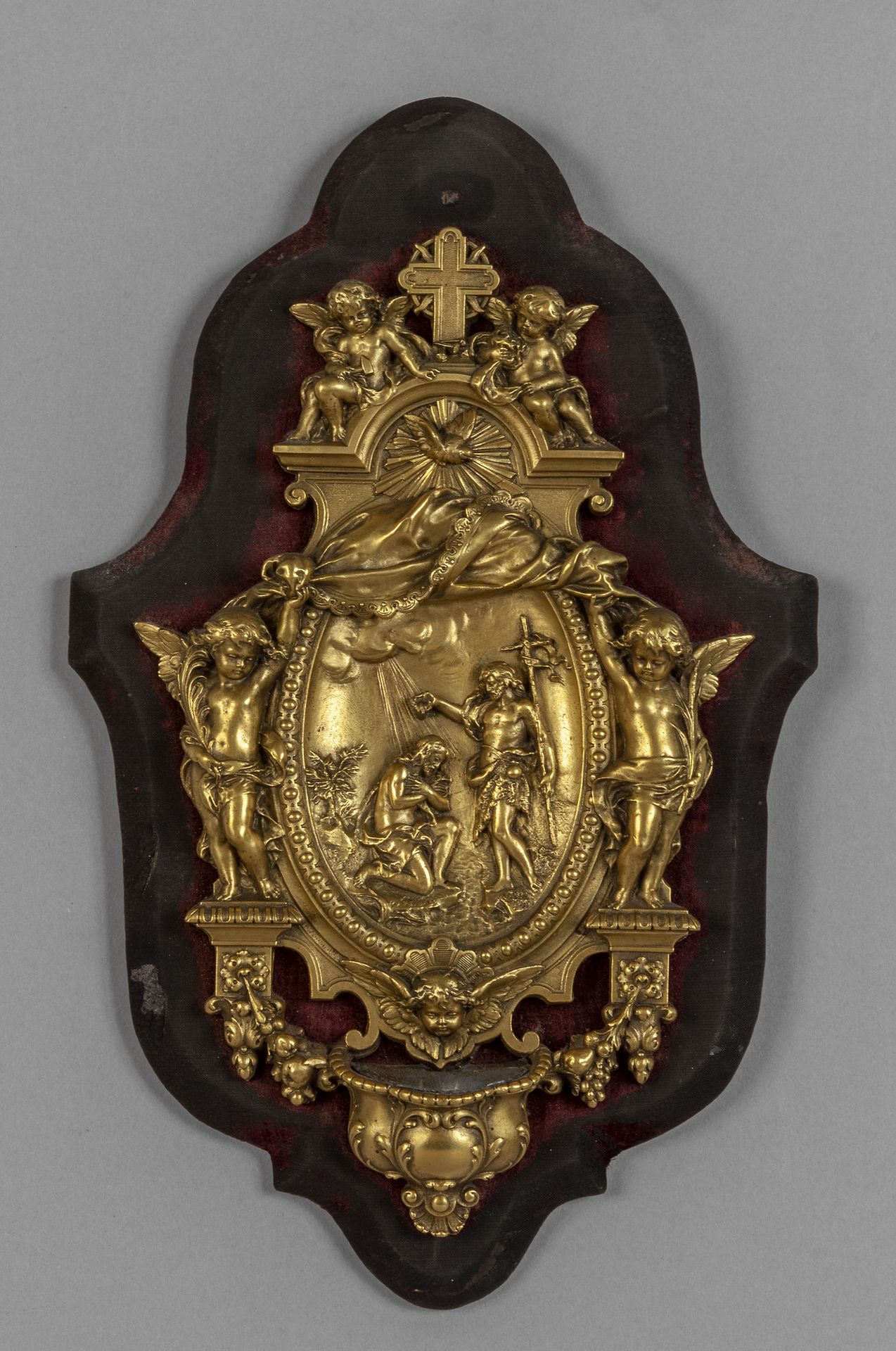 Acquasantiera in bronzo dorato con all'interno il 内有洗礼的镀金青铜圣水盆，19世纪
cm. 18x28