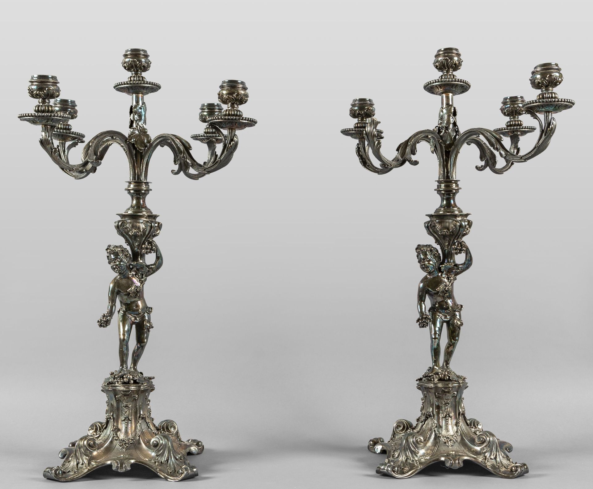 Coppia di grandi candelabri in argento 925 in 一对大型巴洛克风格的银质925烛台，两只普提托起上部的五个火焰 cm&hellip;