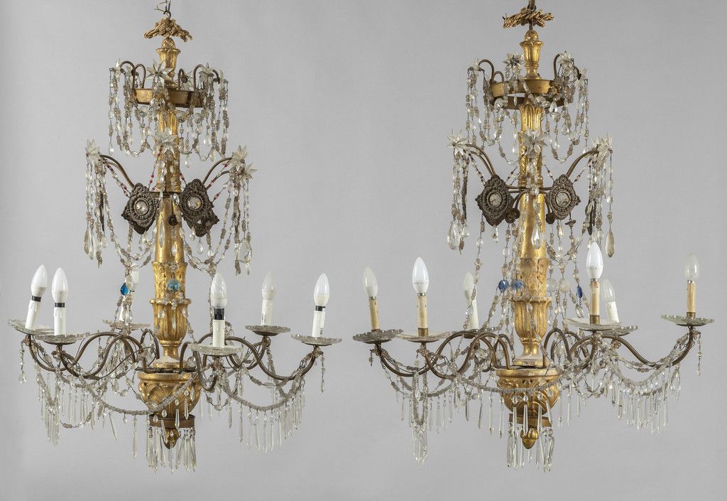 Coppia di lampadari Luigi XVI a sei luci in legno 一对路易十六时期的六灯吊灯，雕刻和镀金的木头和丰富的应用水晶&hellip;