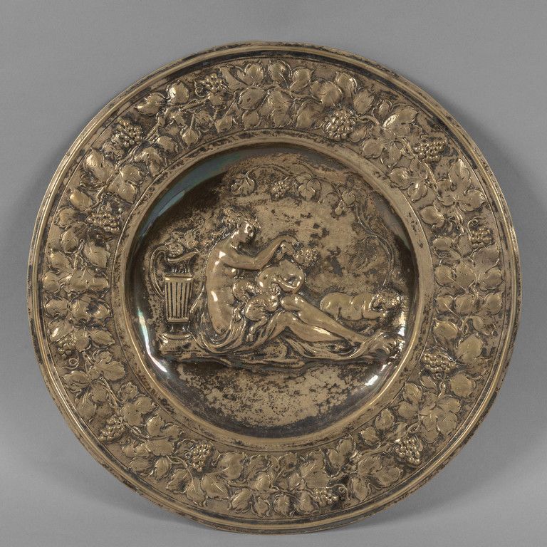 Piatto in argento finemente sbalzato con al 精致的浮雕银盘，中间有维纳斯和小动物
，直径50厘米，克重1800。