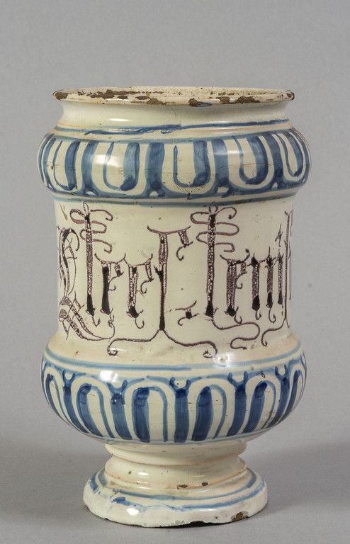 Albarello in ceramica bianca e blu, scritta Albarelo de cerámica blanca y azul, &hellip;