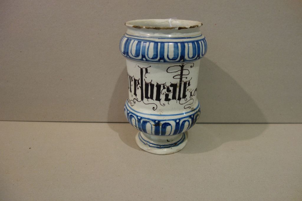 Albarello in ceramica bianca e blu con scritta Albarello aus blau-weißer Keramik&hellip;