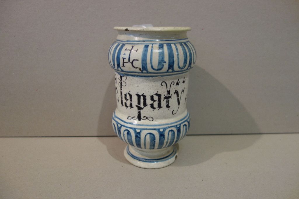 Albarello in ceramica bianca e blu con scritta Albarelo de cerámica azul y blanc&hellip;