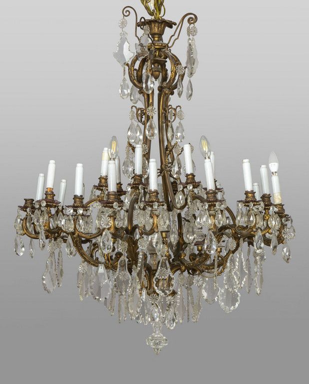 # Grande lampadario in bronzo a 24 luci con # Large 24-light bronze chandelier w&hellip;