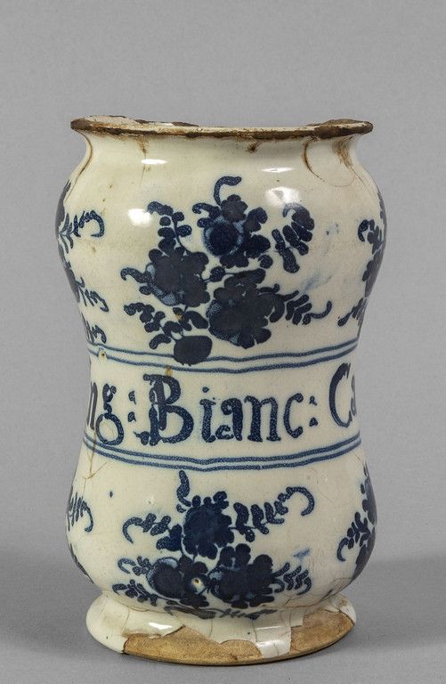 Albarello in ceramica, decorazione bianca e blu a 瓷器albarello，白色和蓝色的装饰与风格化的花朵，药用&hellip;