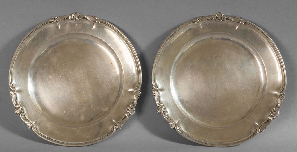 # Coppia di piatti in argento sbalzato in stile, # Paire de plats en argent repo&hellip;
