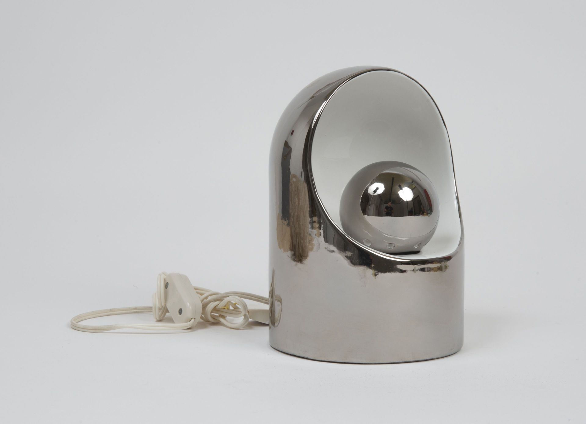 LAMPADA UNA LAMPADA DA TAVOLO anni '70. 
Porcellana smaltata. 
Altezza cm 21 5.
