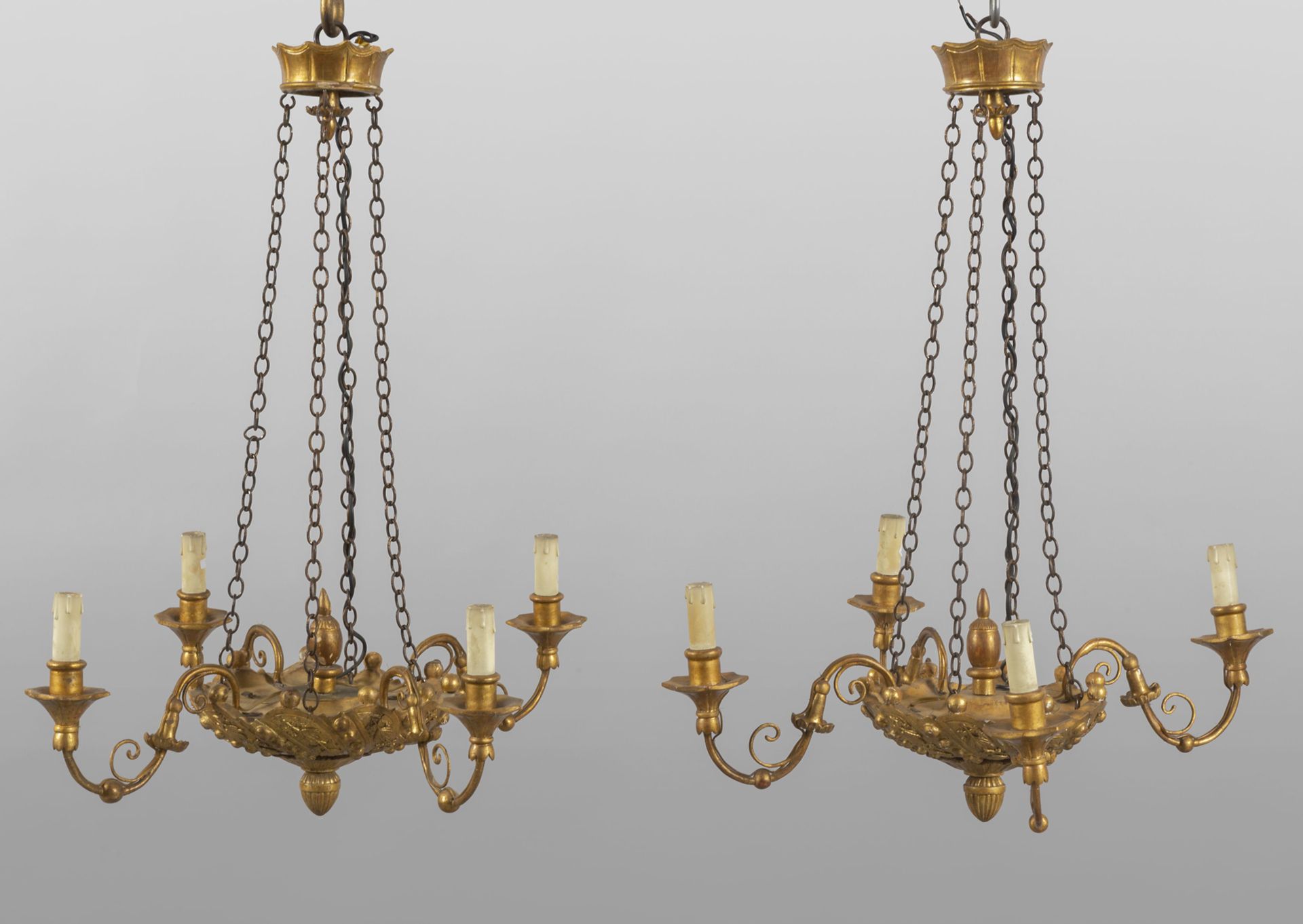 OGGETTISTICA 一对雕刻和镀金的木制吊灯，有四个灯，19世纪初卢卡
，直径65厘米，高70。