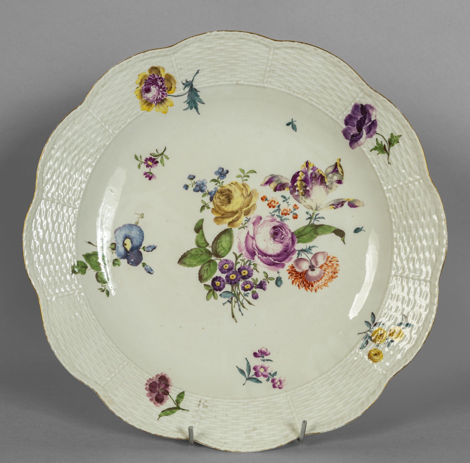 OGGETTISTICA Grand plat en porcelaine de Meissen décoré en polychromie de fleurs&hellip;
