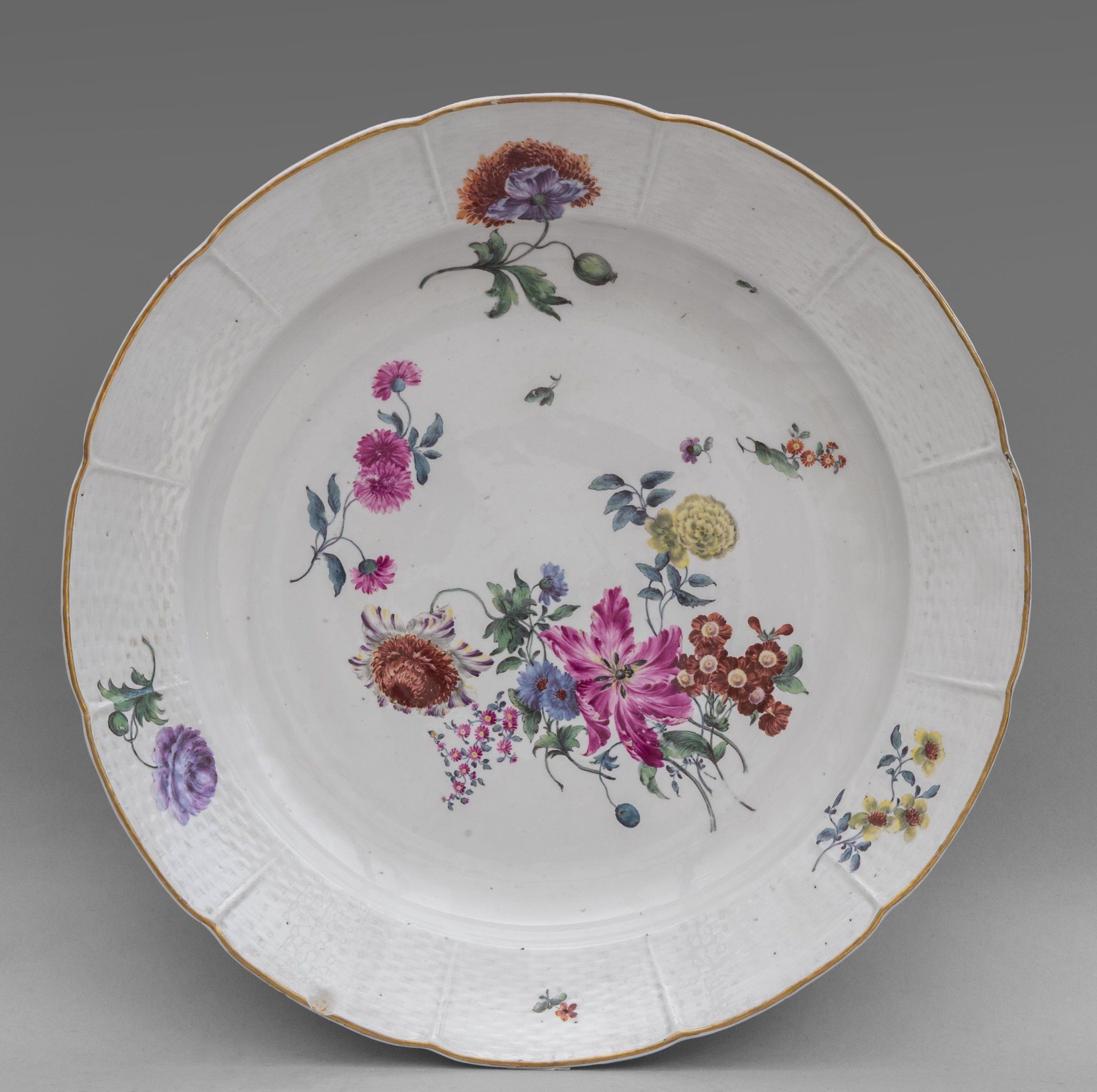 OGGETTISTICA Large porcelain dish decorated with flowers in polychrome on white &hellip;