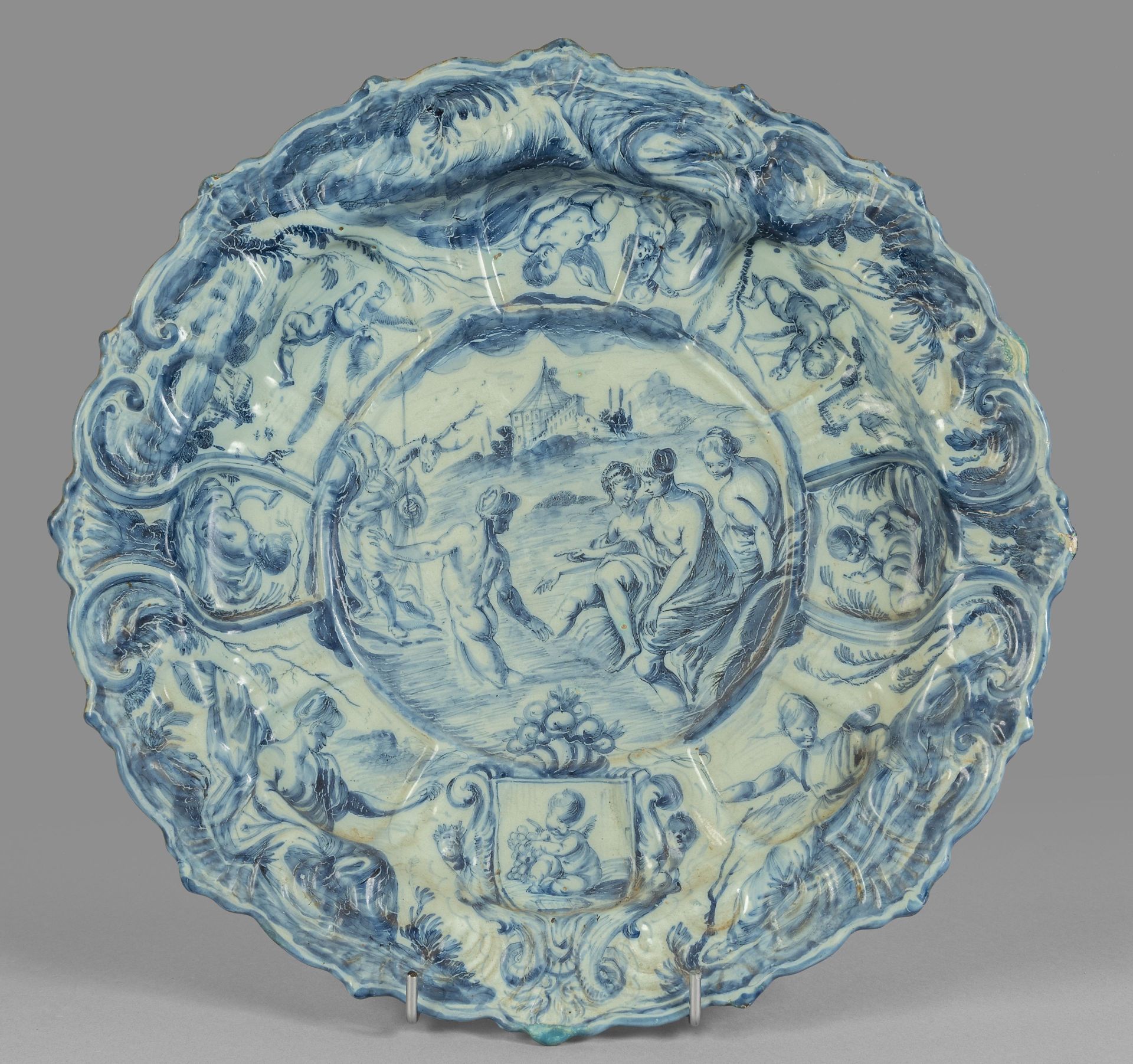 OGGETTISTICA 可移动的陶瓷巡游盘，装饰有卡维托中心的古典场景 17世纪末萨沃纳
直径44厘米
