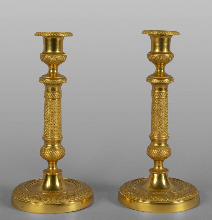 OGGETTISTICA Coppia di candelieri in bronzo dorato con piattino in opaline sec.X&hellip;
