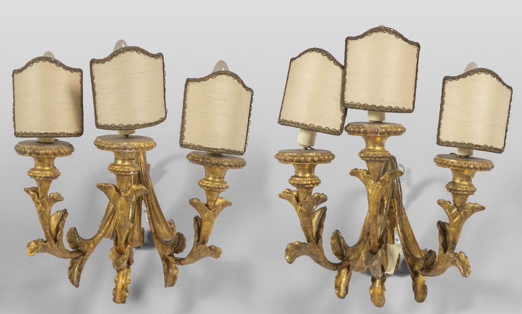 OGGETTISTICA Paire d'apliques à trois lumières en bois sculpté et doré Gênes 19e&hellip;