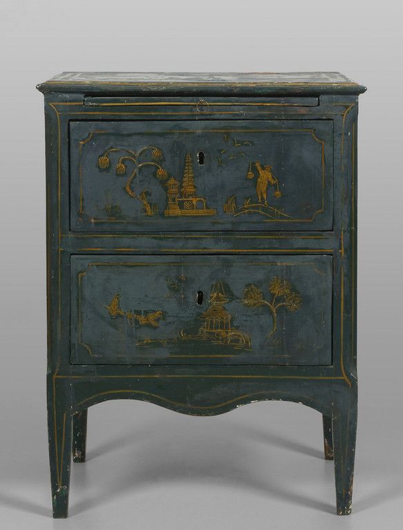 MOBILE 床头柜，有两个抽屉和抽屉拉手，蓝色漆面背景和镀金的中国味道的风景，19世纪
厘米。56x40 h. 77