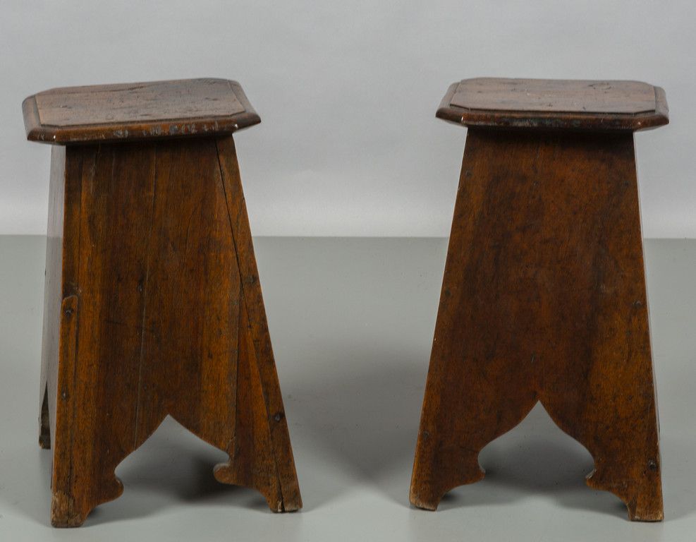 OGGETTISTICA Paar Hocker aus Nussbaumholz aus dem 18. Jahrhundert
cm. 26x26 h. 4&hellip;
