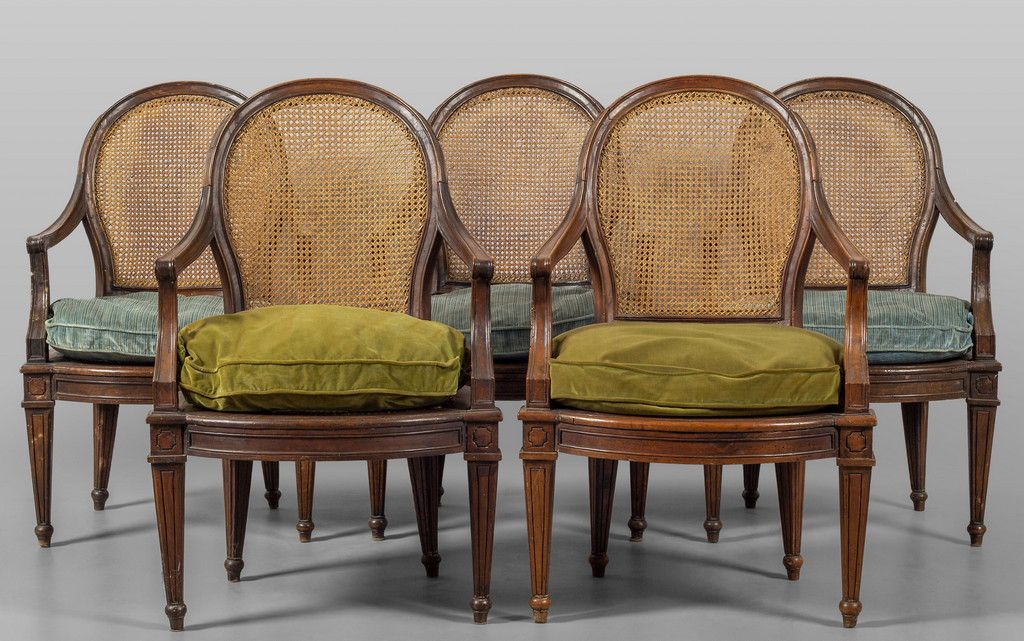 MOBILE 五把路易十六时期的胡桃木扶手椅，带奖章靠背和金字塔椅腿 热那亚 18世纪下半叶