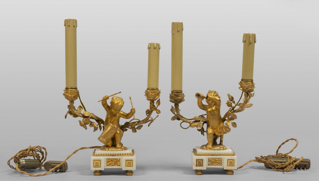 OGGETTISTICA 大理石和镀金青铜查理十世灯一对，两盏灯描绘的是普蒂音乐蒂 法国 19世纪
h.Cm.46