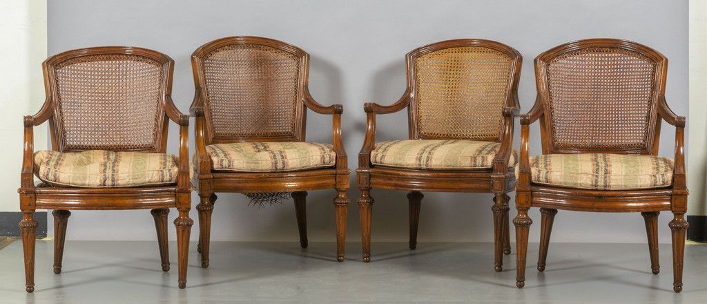 MOBILE 四把路易十六时期的胡桃木扶手椅，带藤条座椅和靠背 凹槽和反凹槽腿 热那亚 18世纪
 （藤条缺陷）