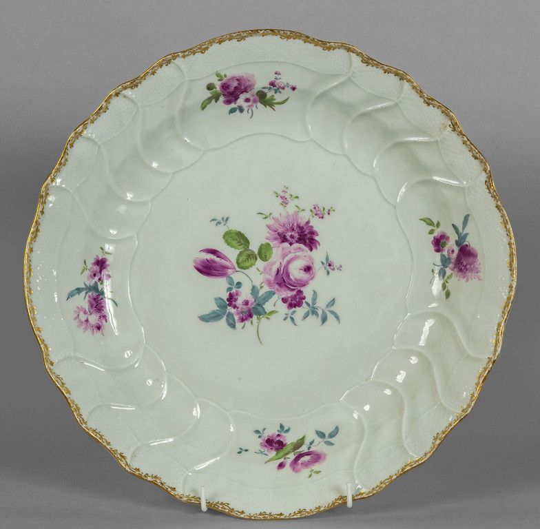 OGGETTISTICA Meissen porcelain plate decorated in polychrome with flowers on whi&hellip;