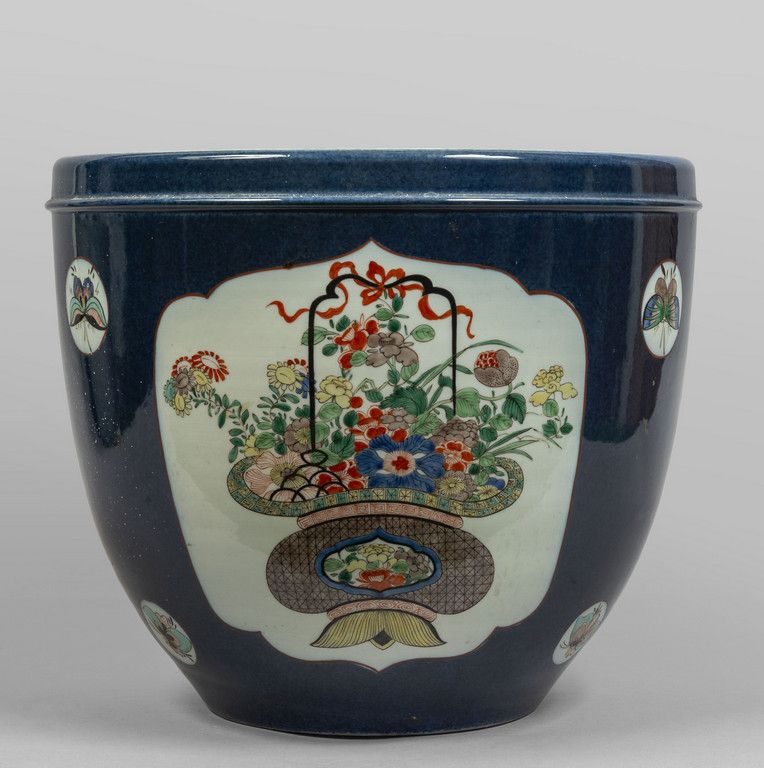 OGGETTISTICA 瓷器罐，装饰有蓝色背景的花卉储备，法国19世纪（直径37厘米，高34），一个底部有严重的裂缝